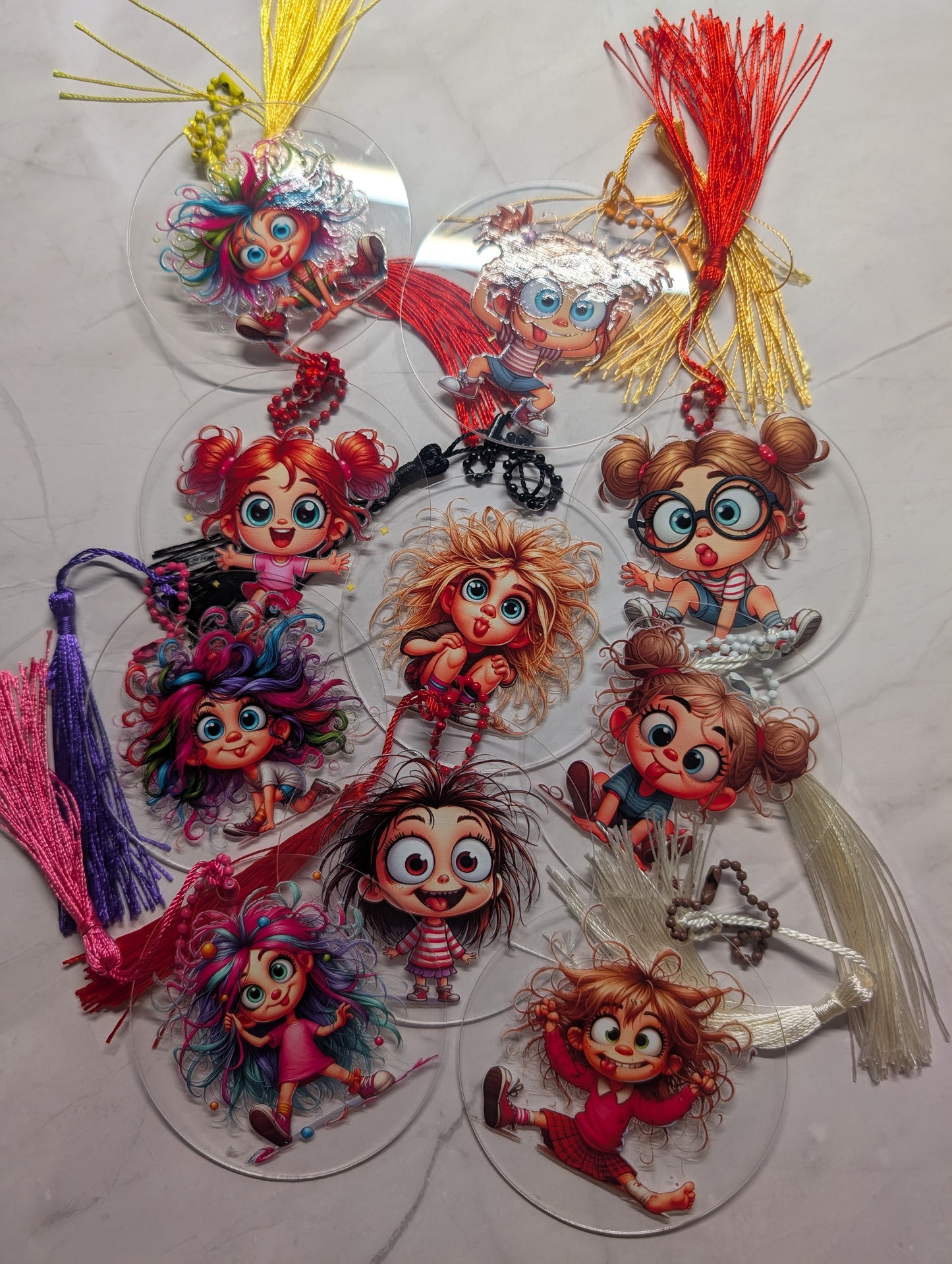 Acryl-Anhänger mit frechen Mädchenmotiven