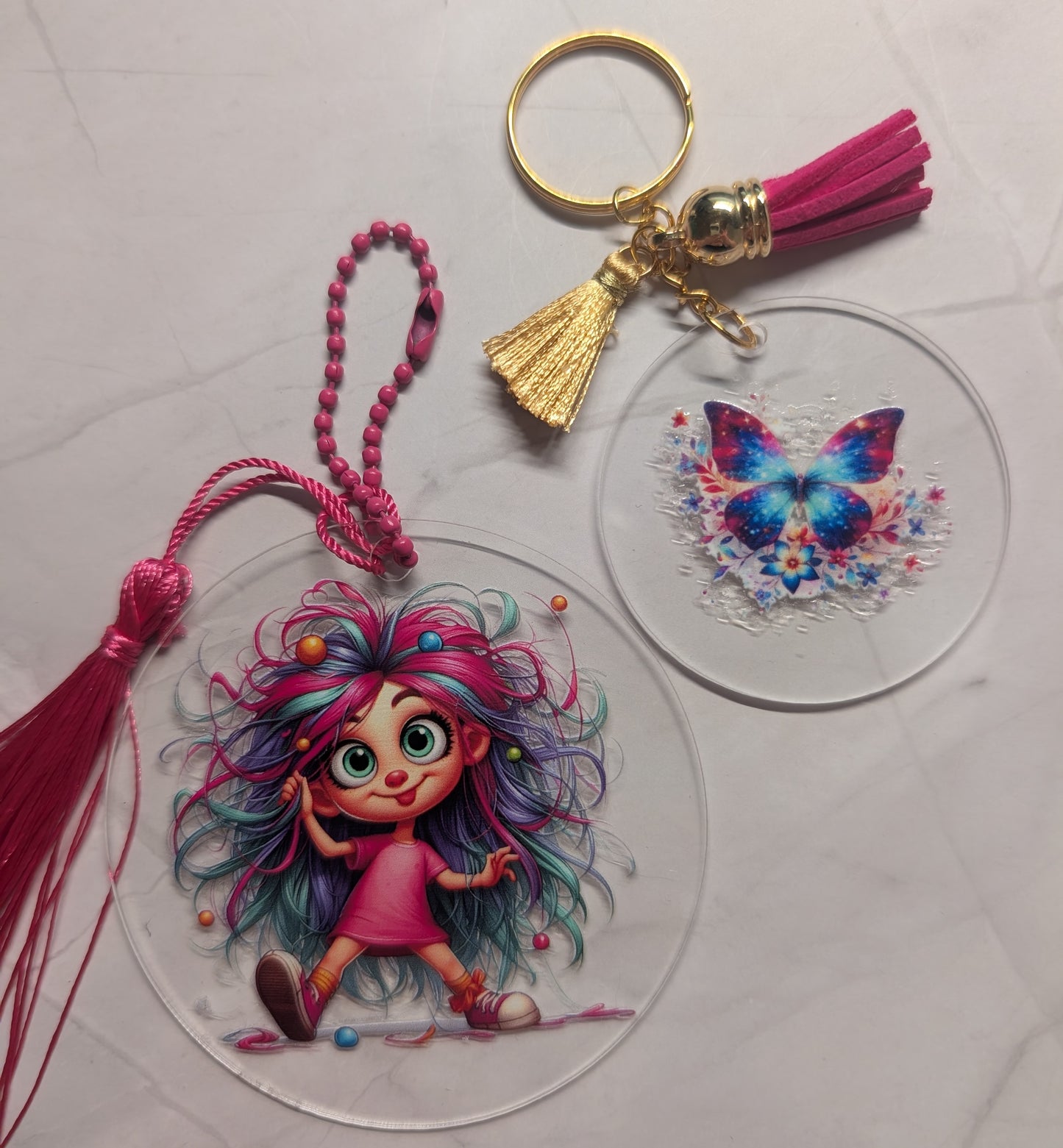 Acryl-Anhänger mit frechen Mädchenmotiven