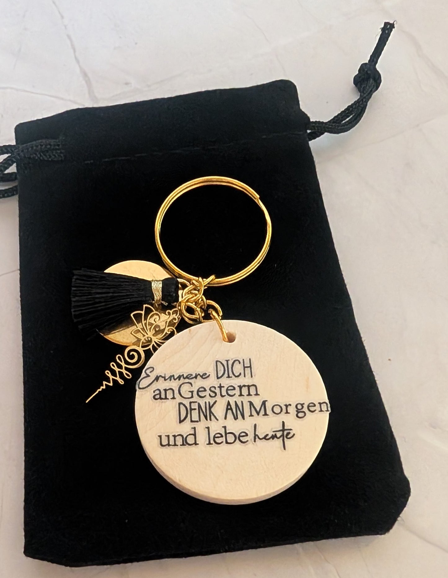 Schlüsselanhänger mit Botschaft & Samtbeutel